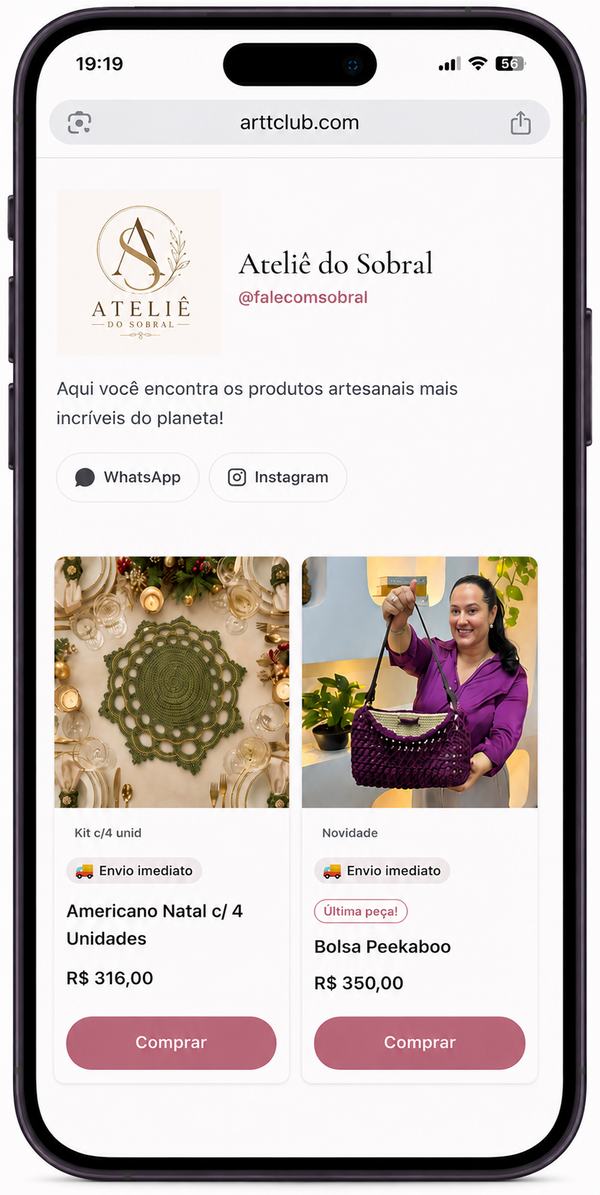 Vitrine da loja Ateliê do Sobral no Arttclub, com logo da marca e peças de crochê